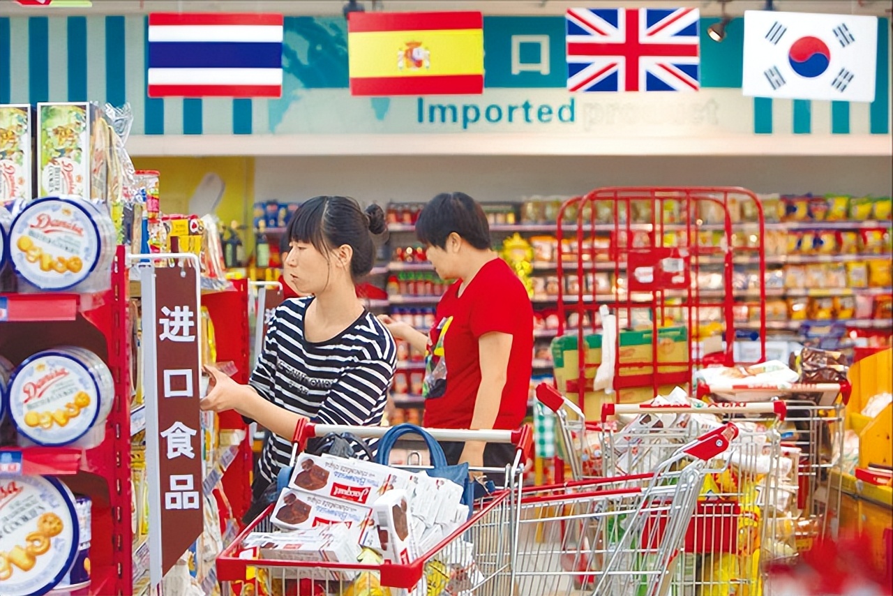 超市悬挂美英法三国国旗,超市悬挂多国国旗