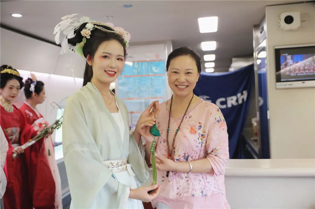 动车上的沉浸式端午诗会，你遇到了吗？