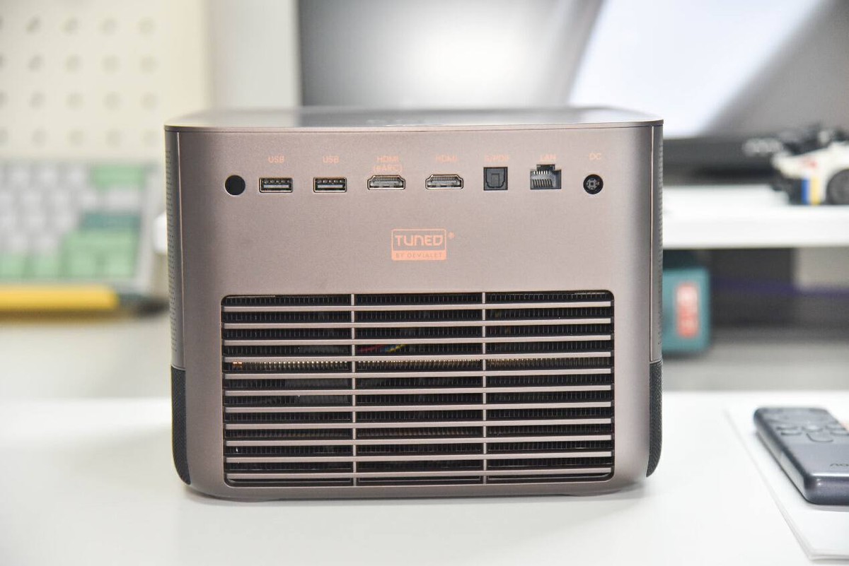 有它，挤啥电影院？AOCL1智能投影实测：2500ANSI流明+帝瓦雷调音