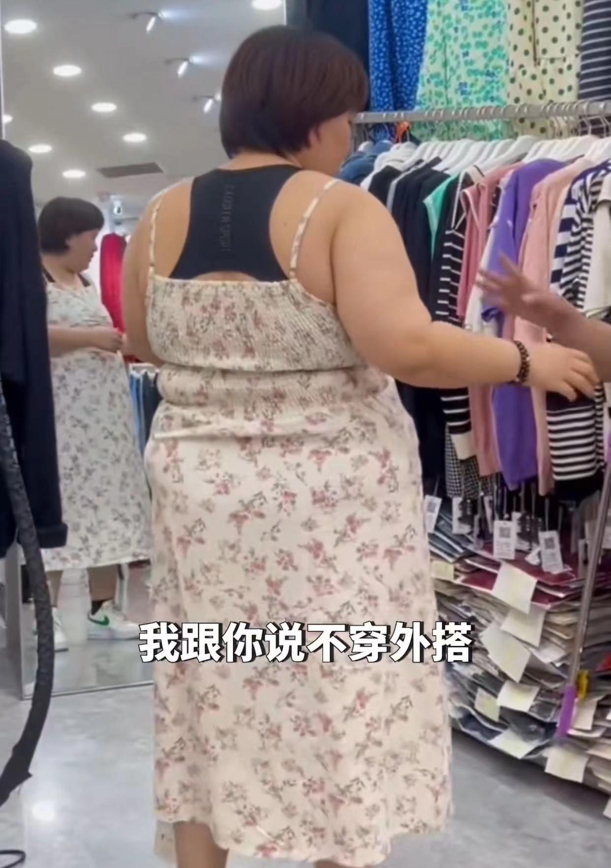 女子带妈妈买衣服,女子买衣服店员连夸身材好
