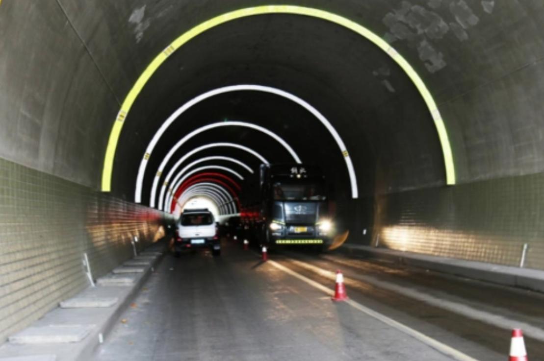 高速公路边上发光路标,高速公路标志牌被遮挡的处罚