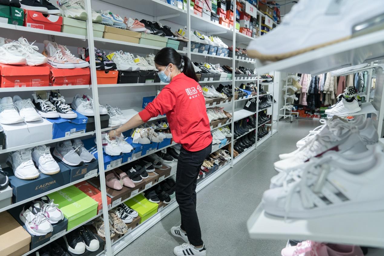 为啥同一件衣服唯品会比淘宝便宜,为什么唯品会的衣服价格忽高忽低