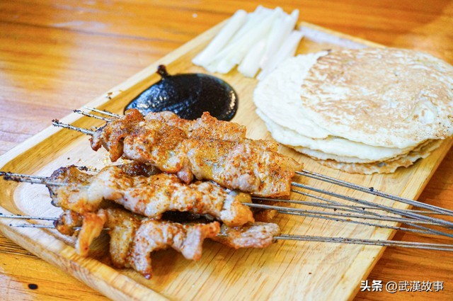 现在开淄博烧烤店来得及吗,淄博烧烤店服务员一个月收入多少