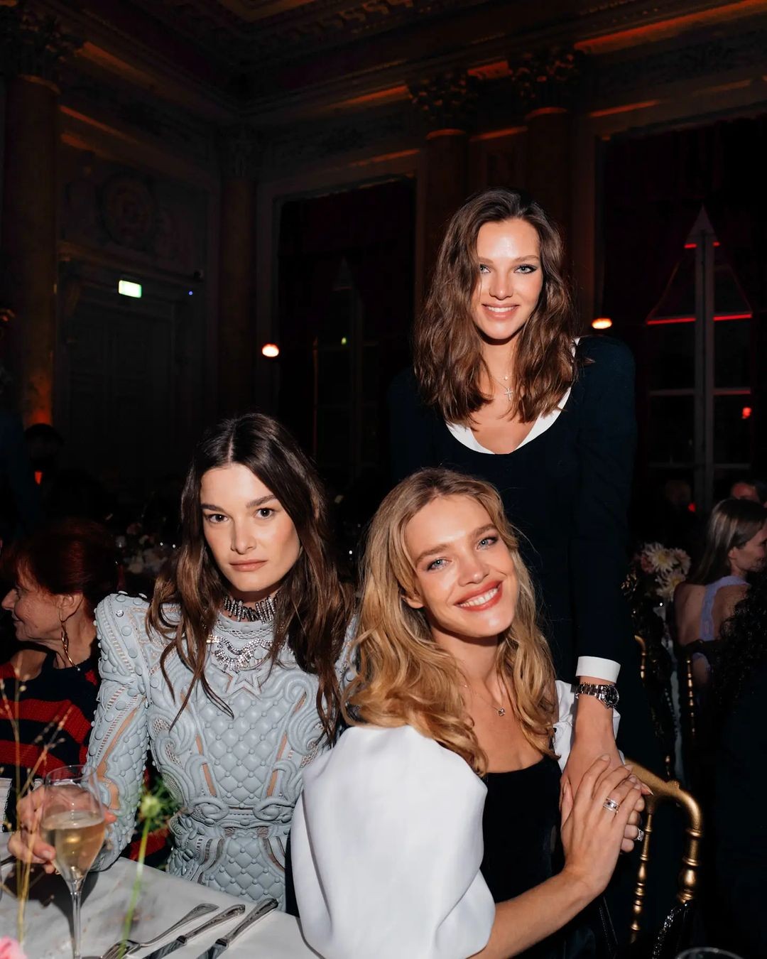 水果娜的不老少女颜绝了！穿毛衣裙也高级，带两娃逆袭成LV太子妃