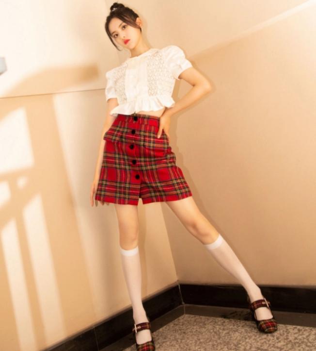 杨超越jk制服极限挑战,杨超越跳舞粉色制服裙