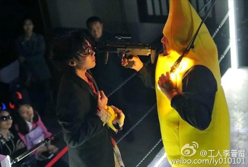 我穿着防爆服被观众暴打,但演出不能停