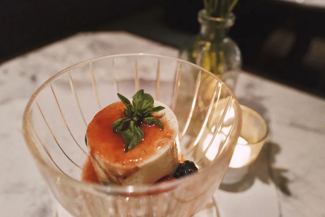 配备一星米其林黑珍珠餐厅,比米其林黑珍珠高端的餐厅