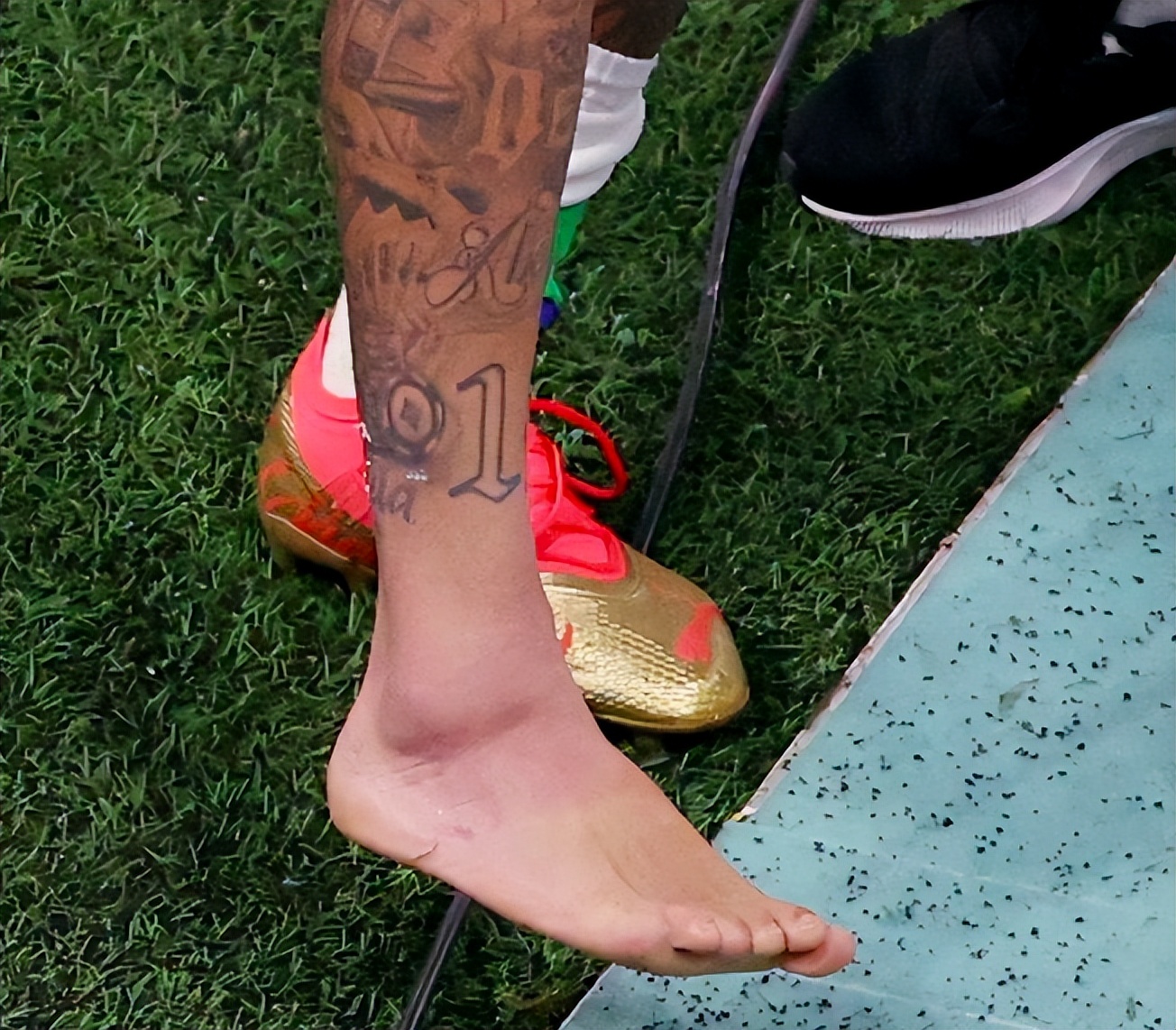 巴西对墨西哥内马尔受伤,内马尔伤退脚踝肿胀替补席上落泪