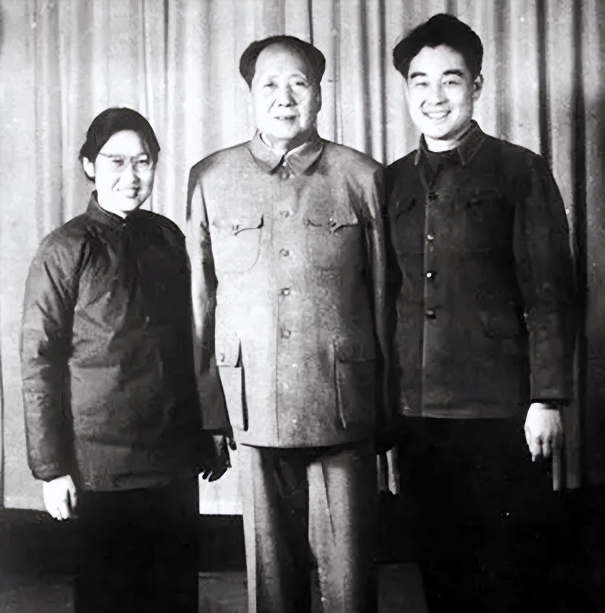 海南发现一山头长得像毛主席，孔令华跪地流泪，李讷也都感叹很像