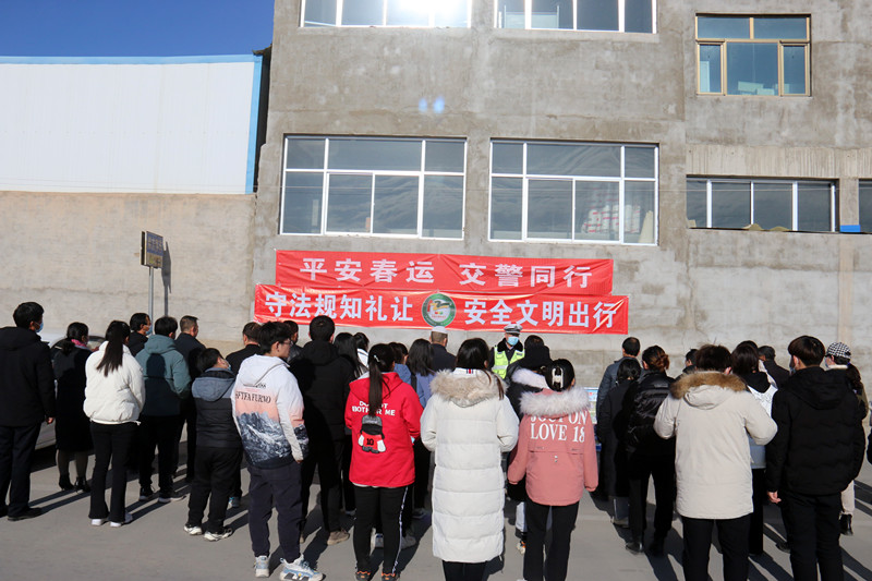 【平安春运交警同行】民勤公安交警走进运通驾校开展春运交通安全及“一盔一带”冬季交通安全宣传活动