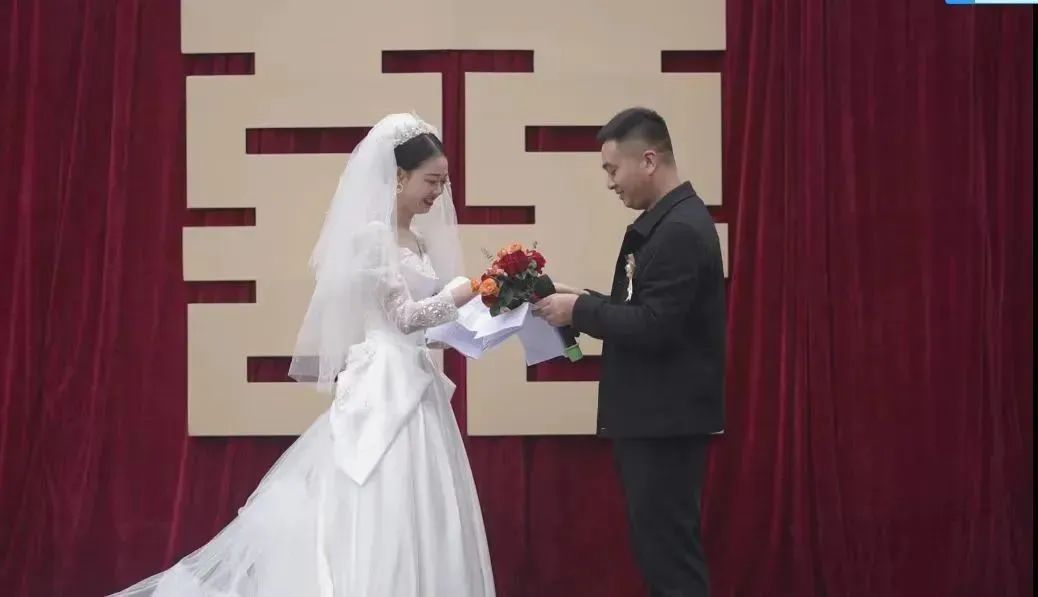 这场婚礼火了！花160元搭舞台，新娘自己主持
