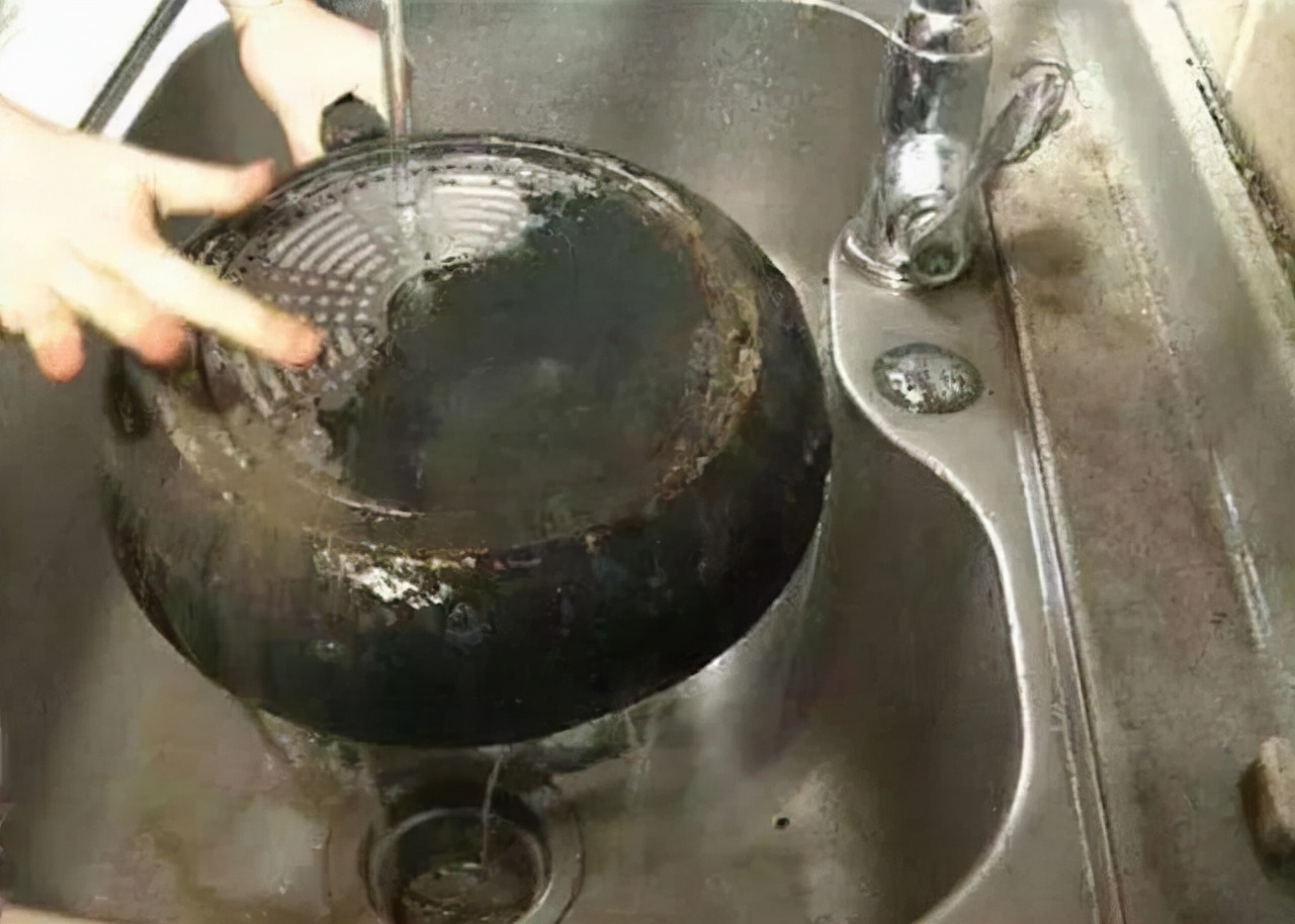 家里的炒菜锅铁锅锅底脏了怎么办,炒菜锅锅底又黑又脏妙招