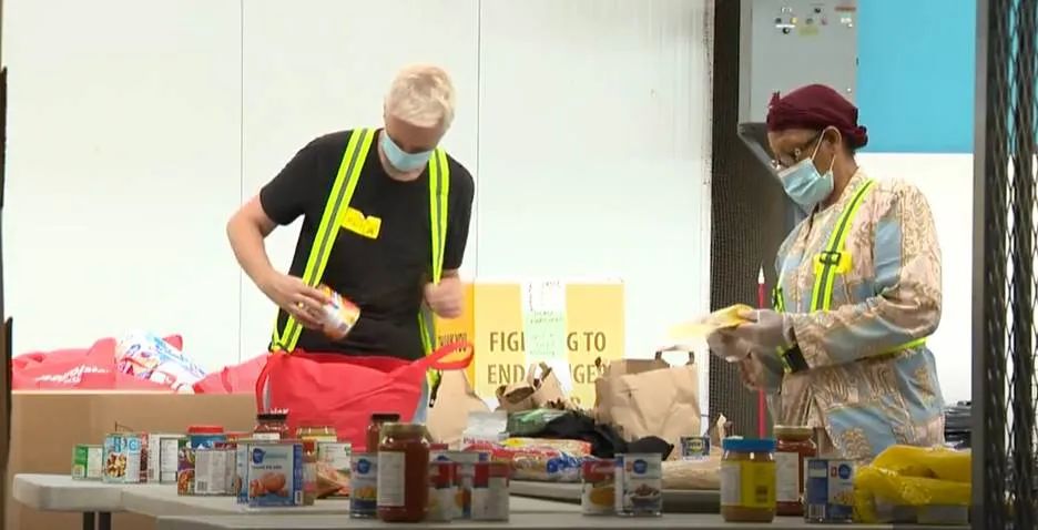 单亲妈妈带着两岁娃流浪,单亲华人妈妈带3个孩子