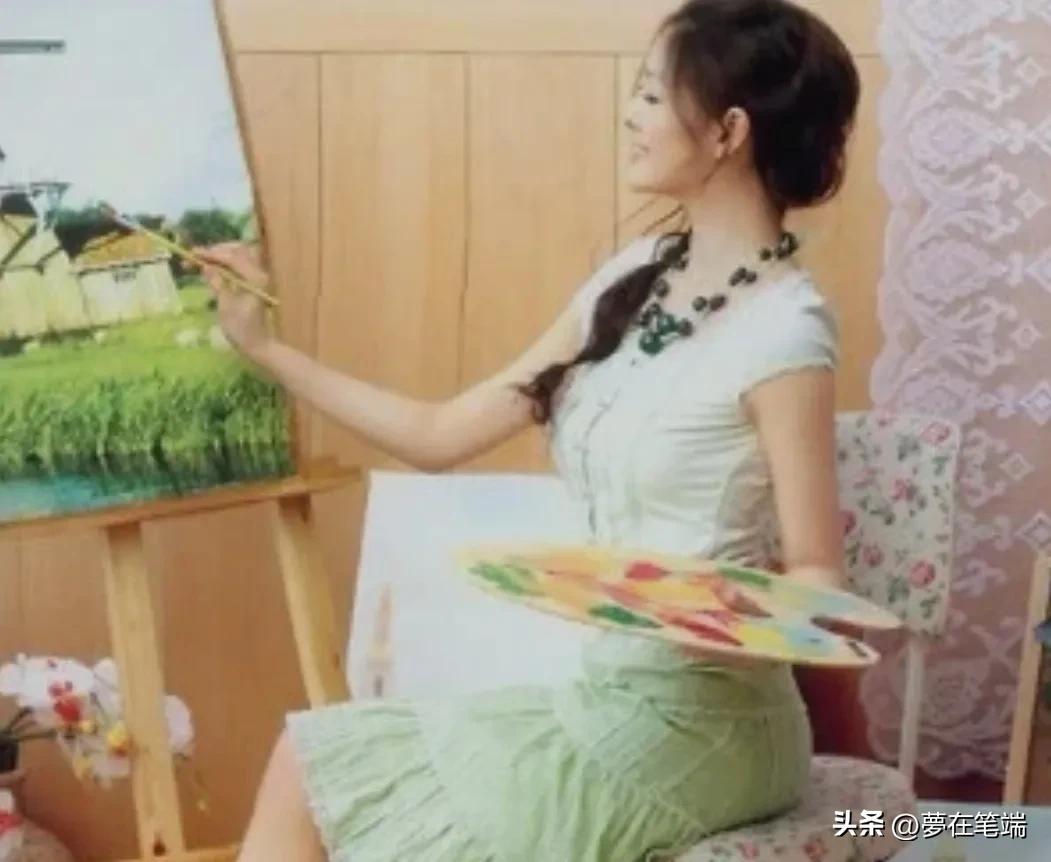 如今很多人吐槽大S穿阿依莲的衣服很土,其实那时的大S很甜美淑女