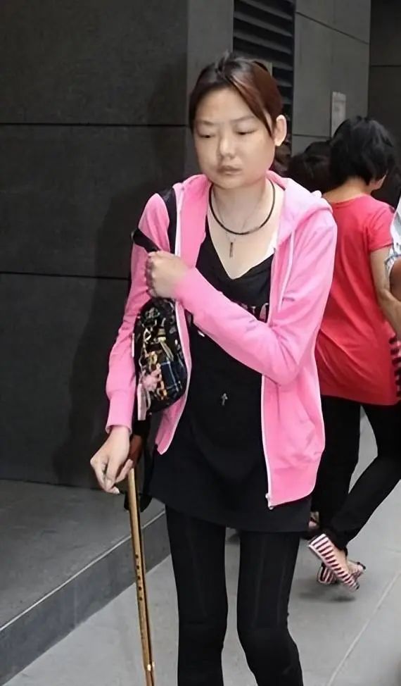 被富二代老公逼迫净身出户，放弃牛津成“最惨阔太”的她，太惨了