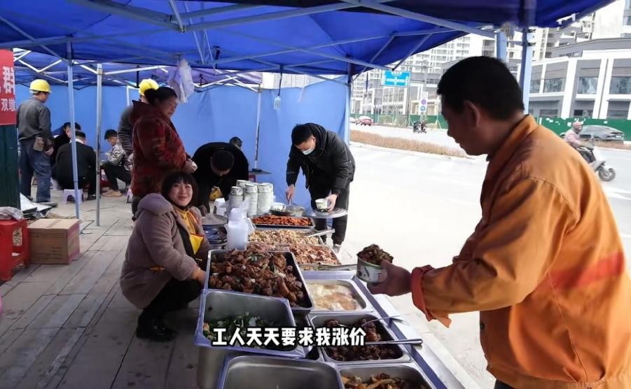 大学生吃10元工地餐,十块钱的工地餐养活了多少大学生