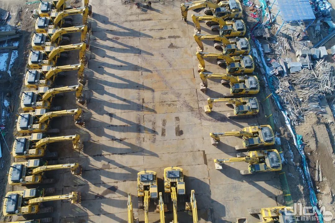 二手挖掘机交易市场现场直播,哪个平台卖二手挖掘机