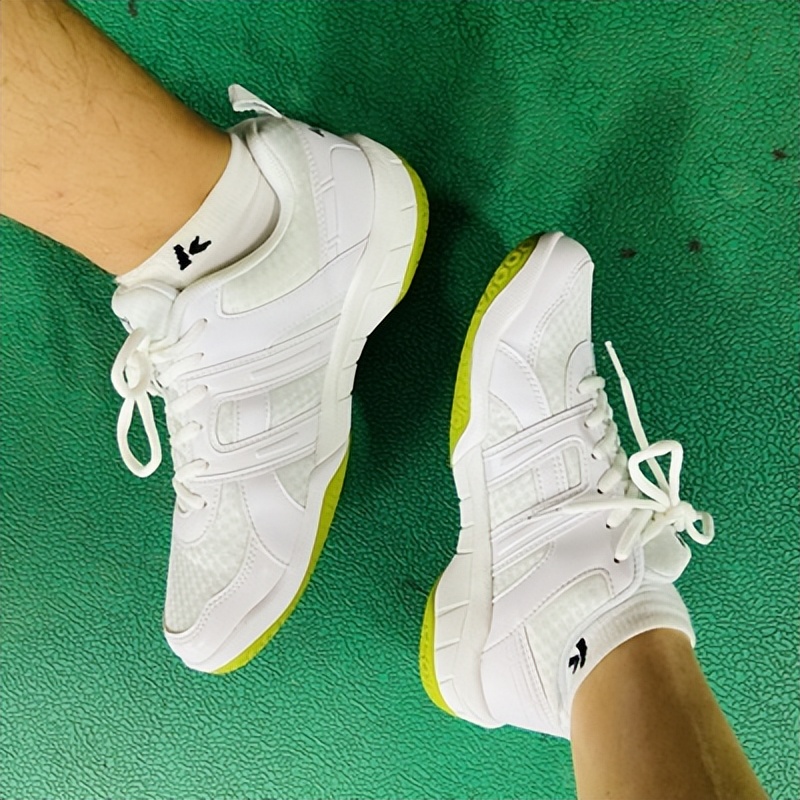 什么牌子羽毛球鞋最好,羽毛球鞋哪个牌子最好耐用又便宜