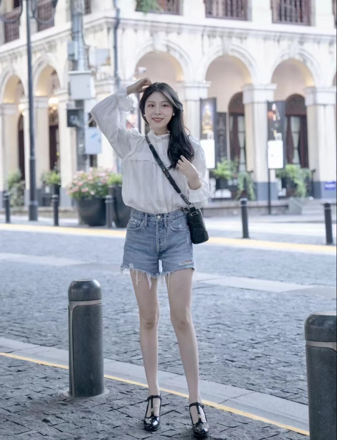 红色牛仔短裤搭配什么颜色上衣,微胖牛仔短裤搭配什么上衣