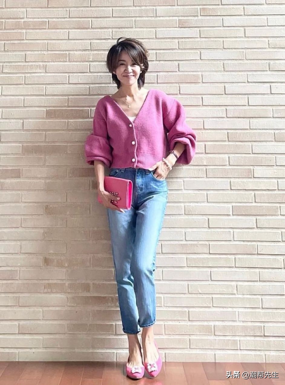 中年女士冬季穿什么颜色好看,别再穿黑白灰了这样穿超级减龄