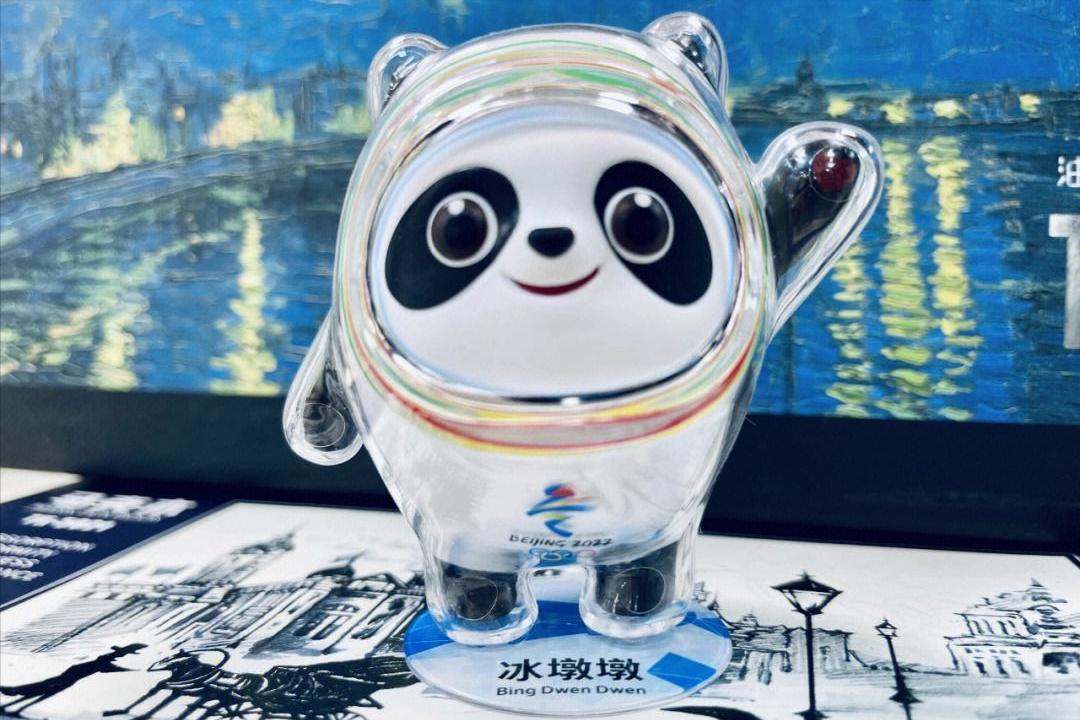 8岁女孩巧手改造妈妈衣服，妈妈：我已经2年没买新衣服了