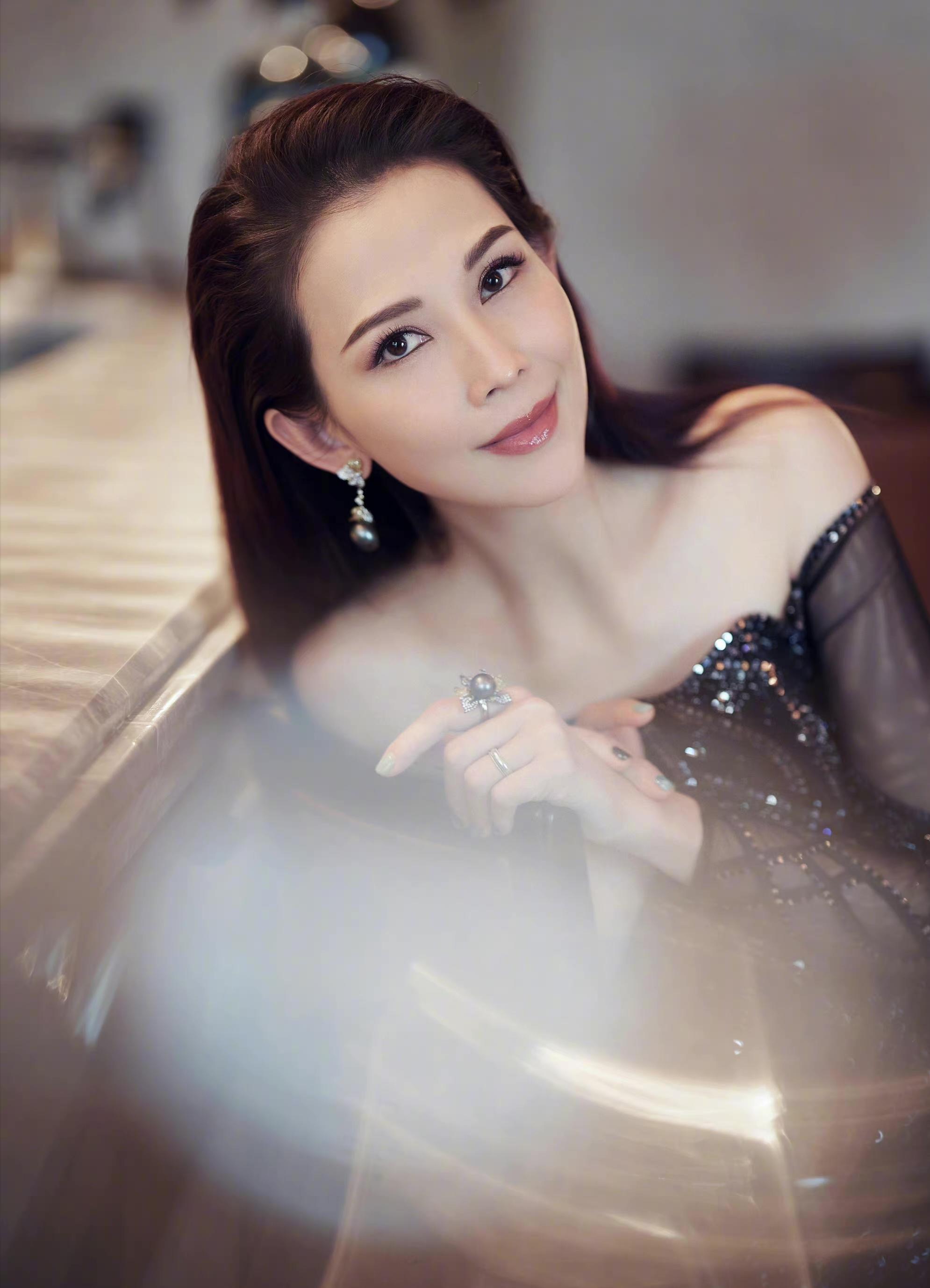 “最惨港姐”蔡少芬：6年获刘銮雄1.6亿资产，为何深得原配喜欢？