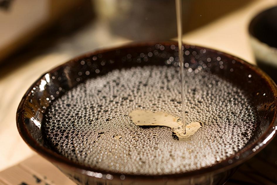 白酒喝常温的还是冰的容易醉,白酒是喝热的好还是冷的好