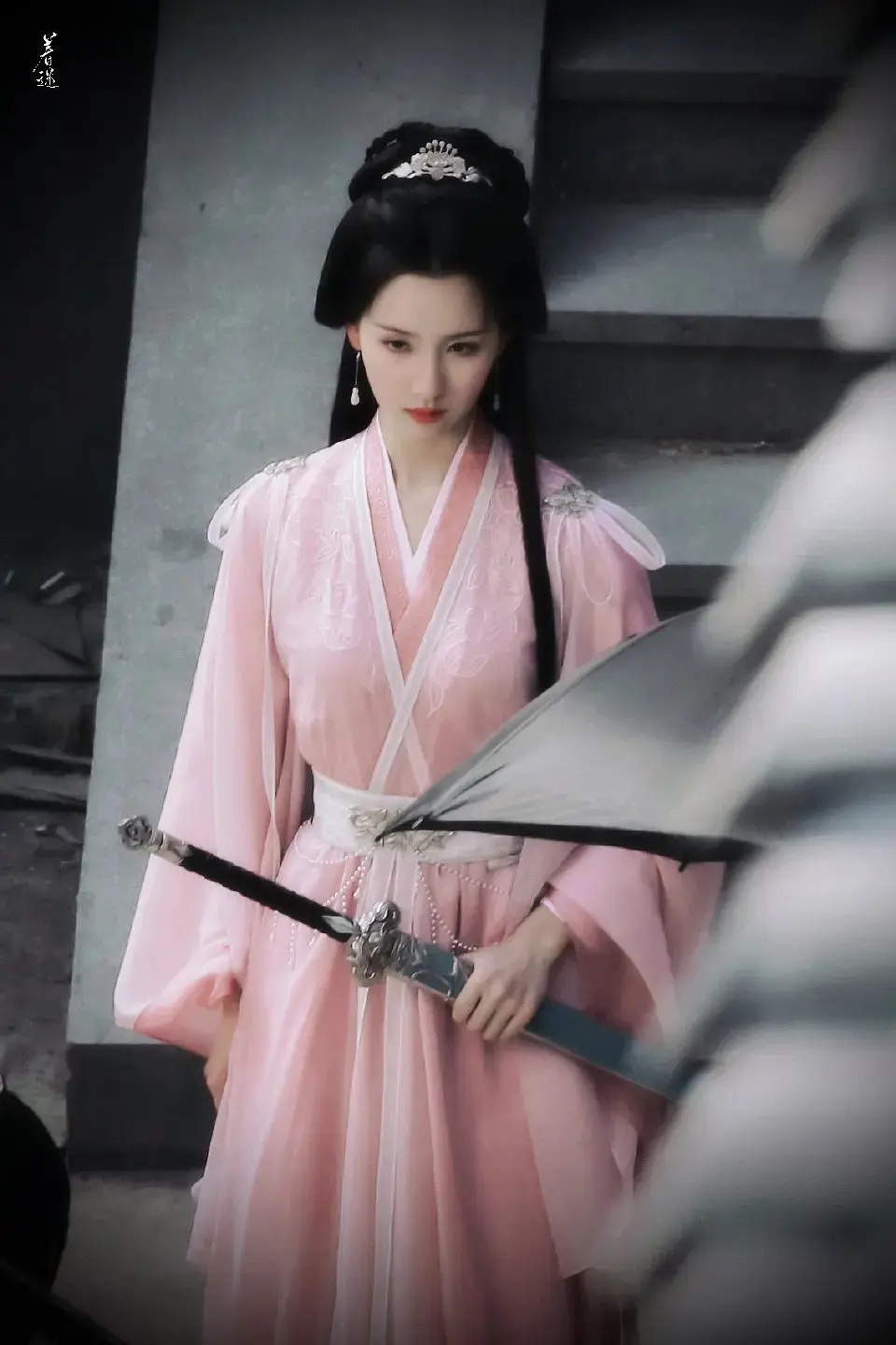 赵丽颖和白鹿同款发型,白鹿赵丽颖长月粉衣换脸造型对比