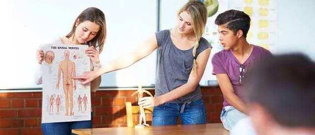 初中生*拍偷**了他的母亲和妹妹并在网上分享，大照片暴露性教育缺失