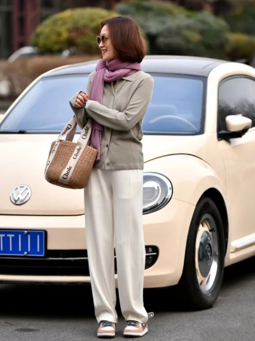 最适合女人春季穿搭的颜色粉色,45岁女人穿搭简单大方优雅颜色