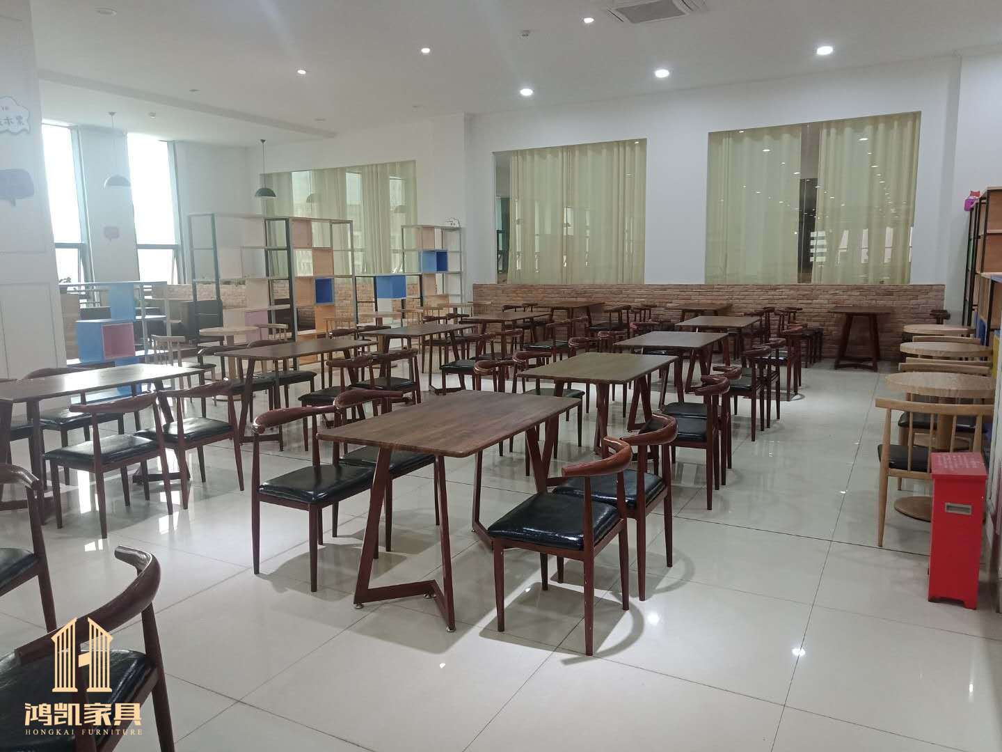 「鸿凯家具」携手广西艺术学院定做食堂餐桌椅