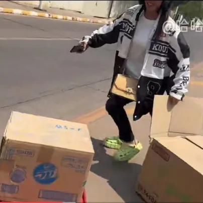 哈哈和莎莎办好中国签证高兴返家，途中突遇紧急情况。