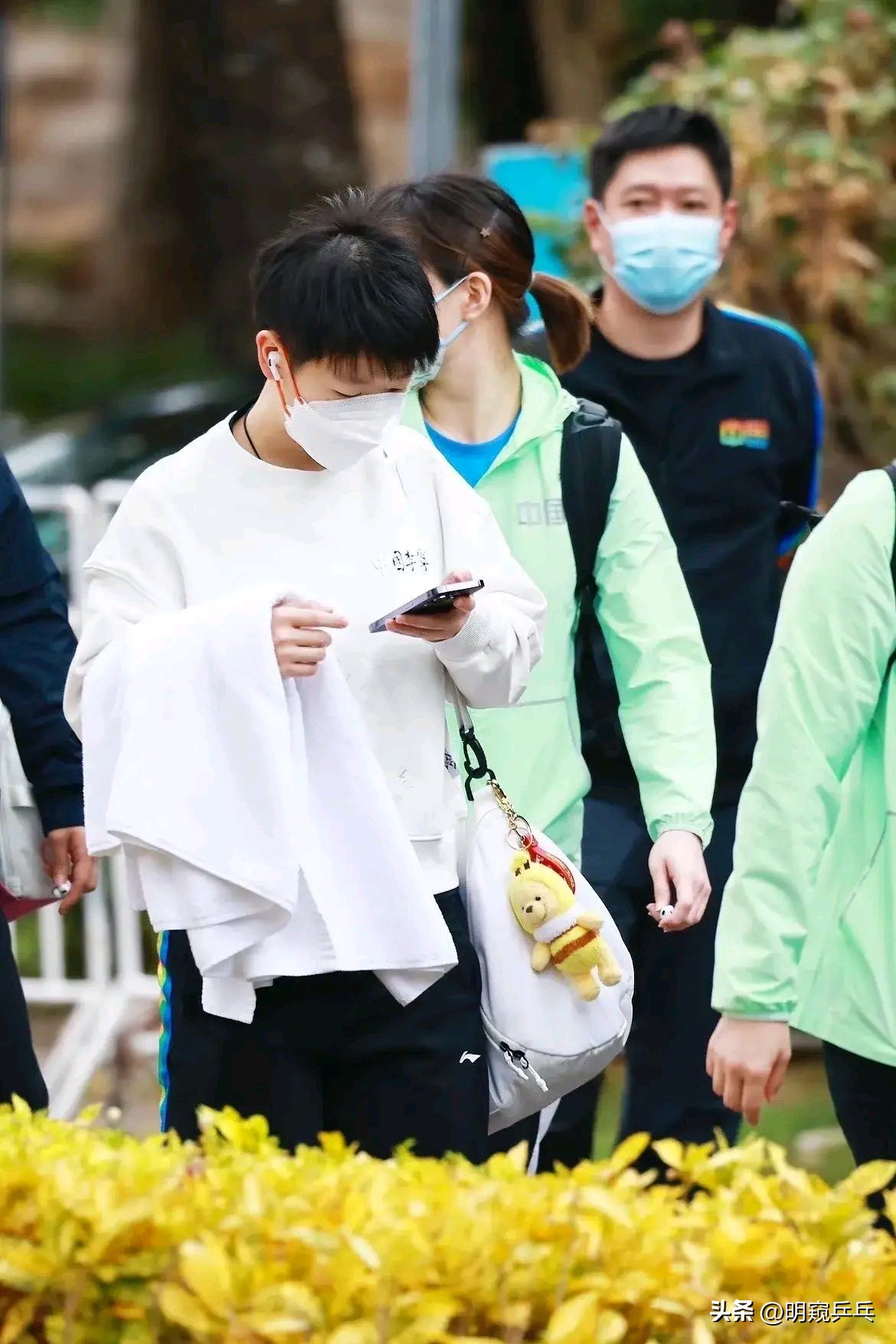 孙颖莎王曼昱同款卫衣,孙颖莎王曼昱李宁羽绒服合影