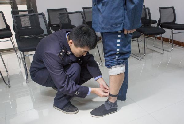 电子脚镣能爆炸吗,电子脚镣电击威力大不大