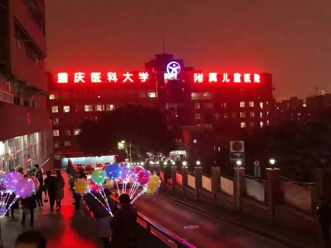 袖珍人梁小小刚刚出生的样子,袖珍女孩梁小小现在长大的样子