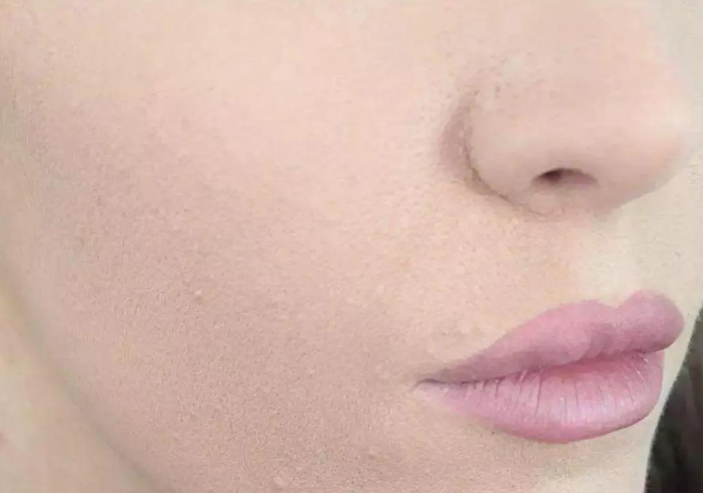 化完妆很快暗黄怎么办,为什么化完妆过一会肤色就暗沉了