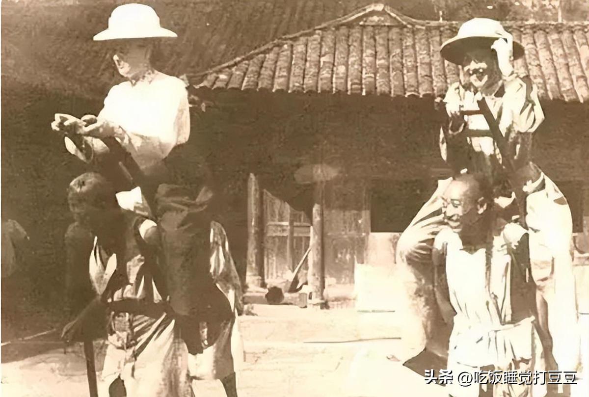 30张罕见晚清照:女子躺炕上欲仙欲死,骑跨在男子头上的洋人女子