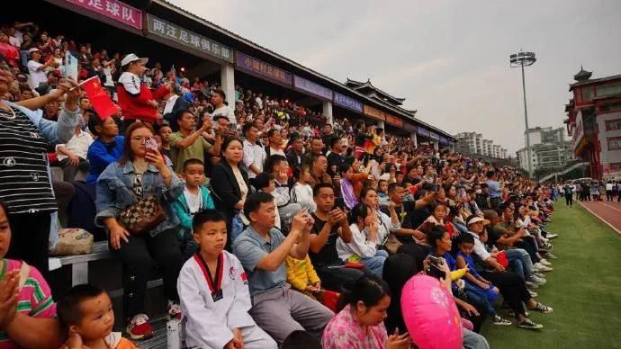 在农村里踢卡塔尔世界杯,乡村小学生足球比赛