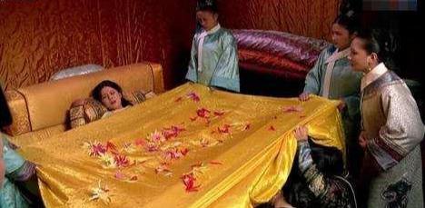 古代女性生孩子是用什么方法难产,古代接生为什么要热水