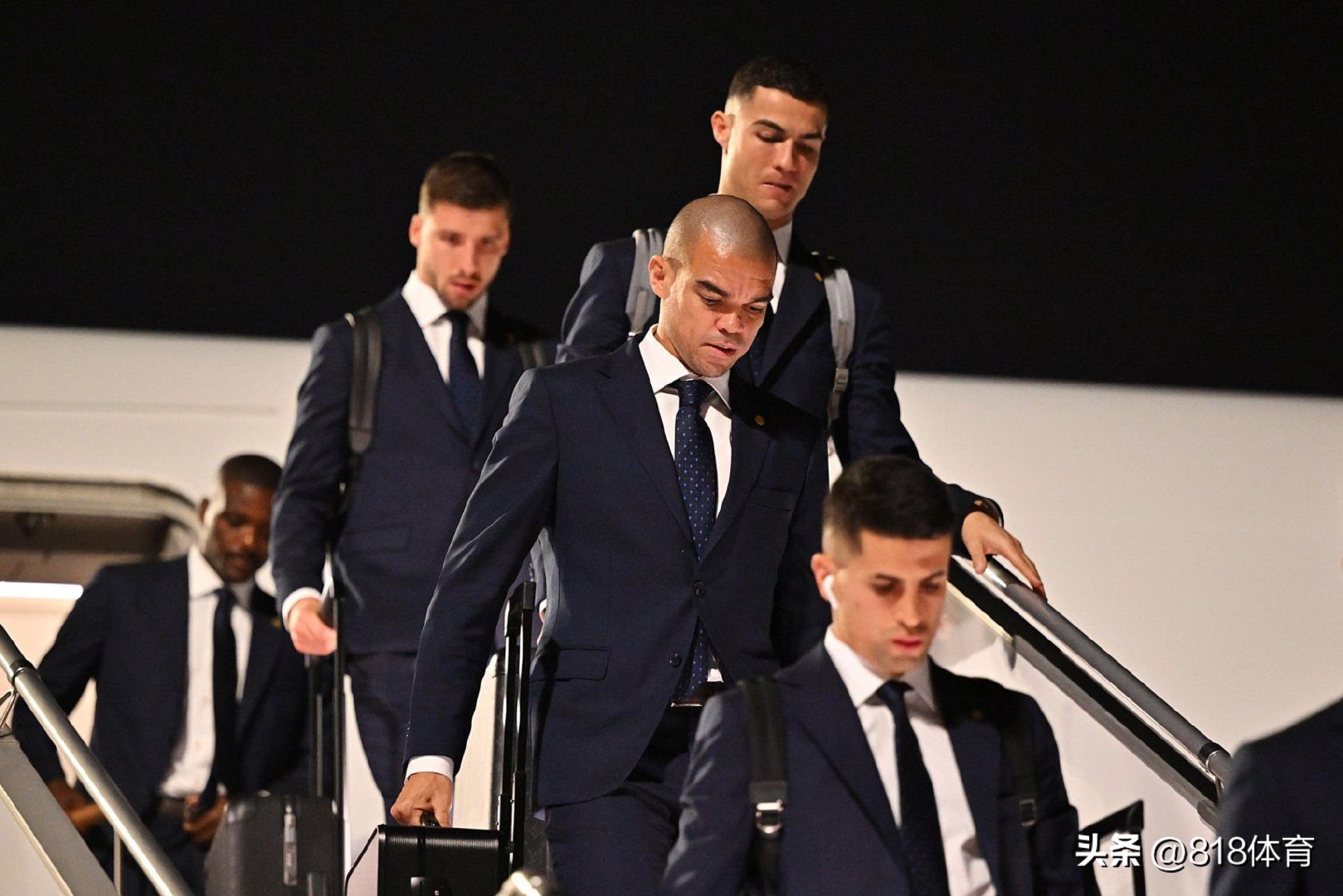 c罗西装抵达卡塔尔,c罗驾到完整视频