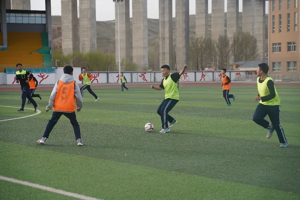 石榴籽紧紧抱紧公开课,石榴籽紧紧抱在一起宣传片