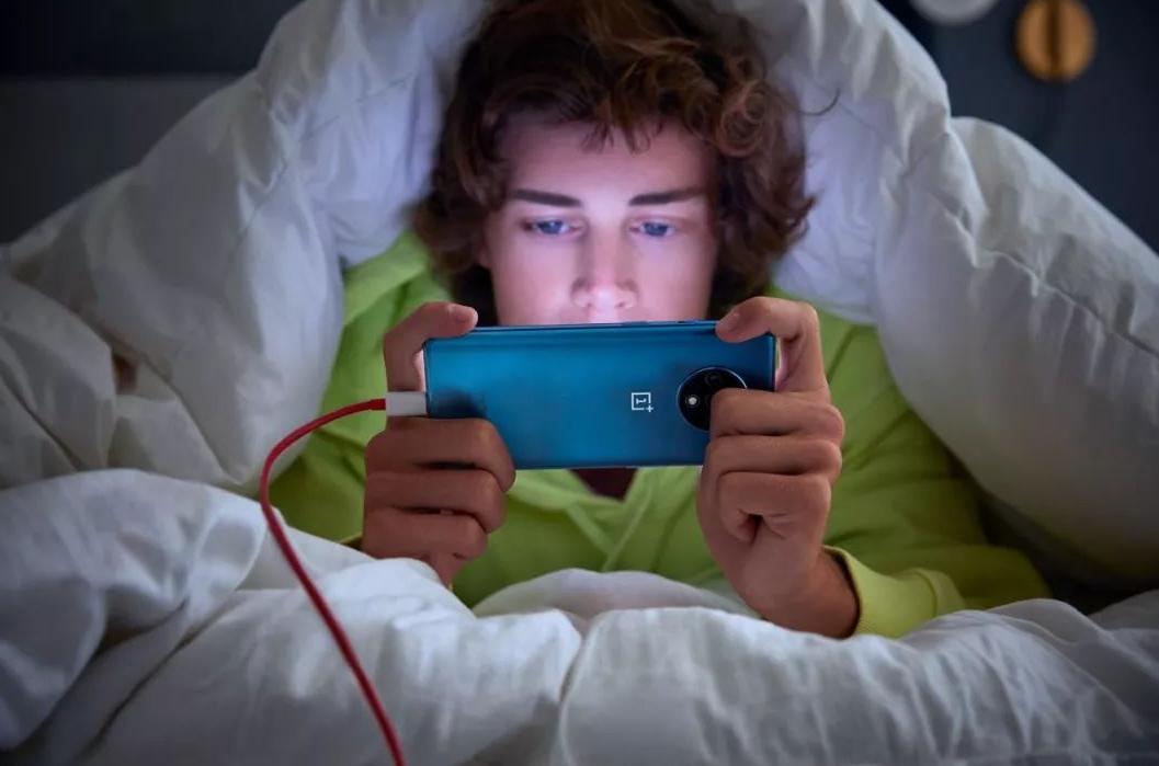 边玩手机边充电会不会爆炸官方,苹果手机边充电边玩会爆炸吗