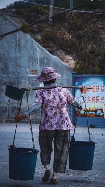 73岁老太扛水泥赚钱,回应73岁老太扛水泥赚钱