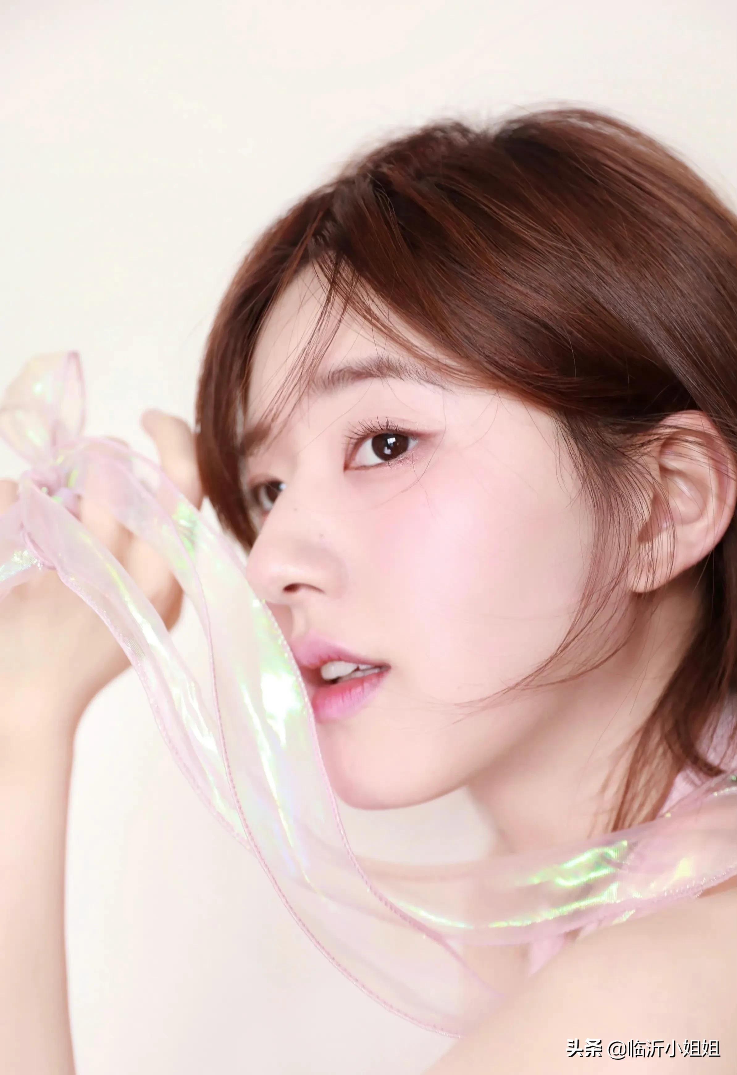 赵露思俏皮可爱的少女感,赵露思时尚俏丽