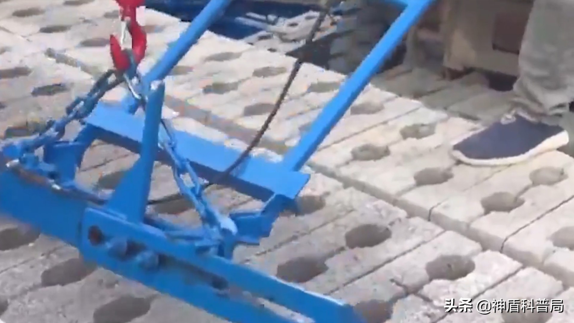 美国大叔发明搬砖神器,90后小伙发明搬砖神器