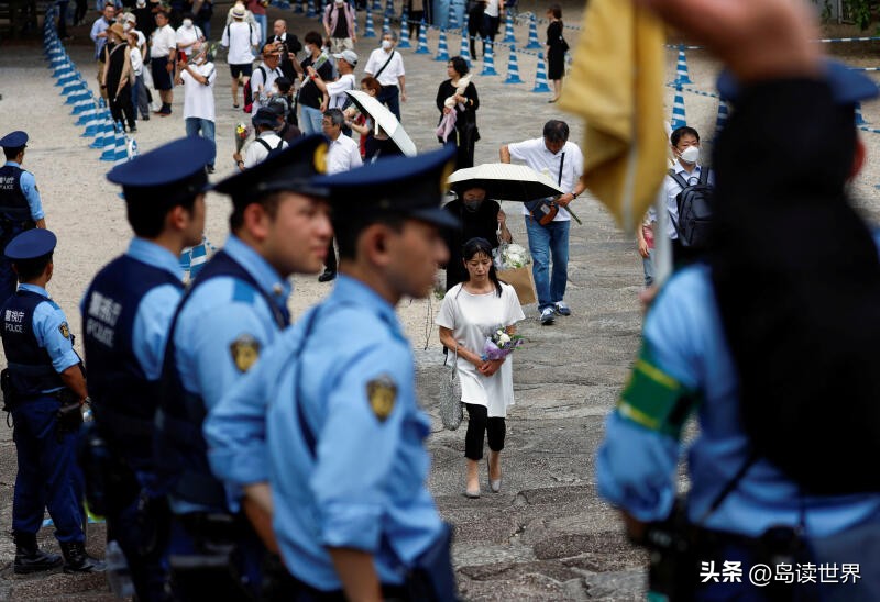 安倍逝世一周年追悼会数名男子“持枪”被捕