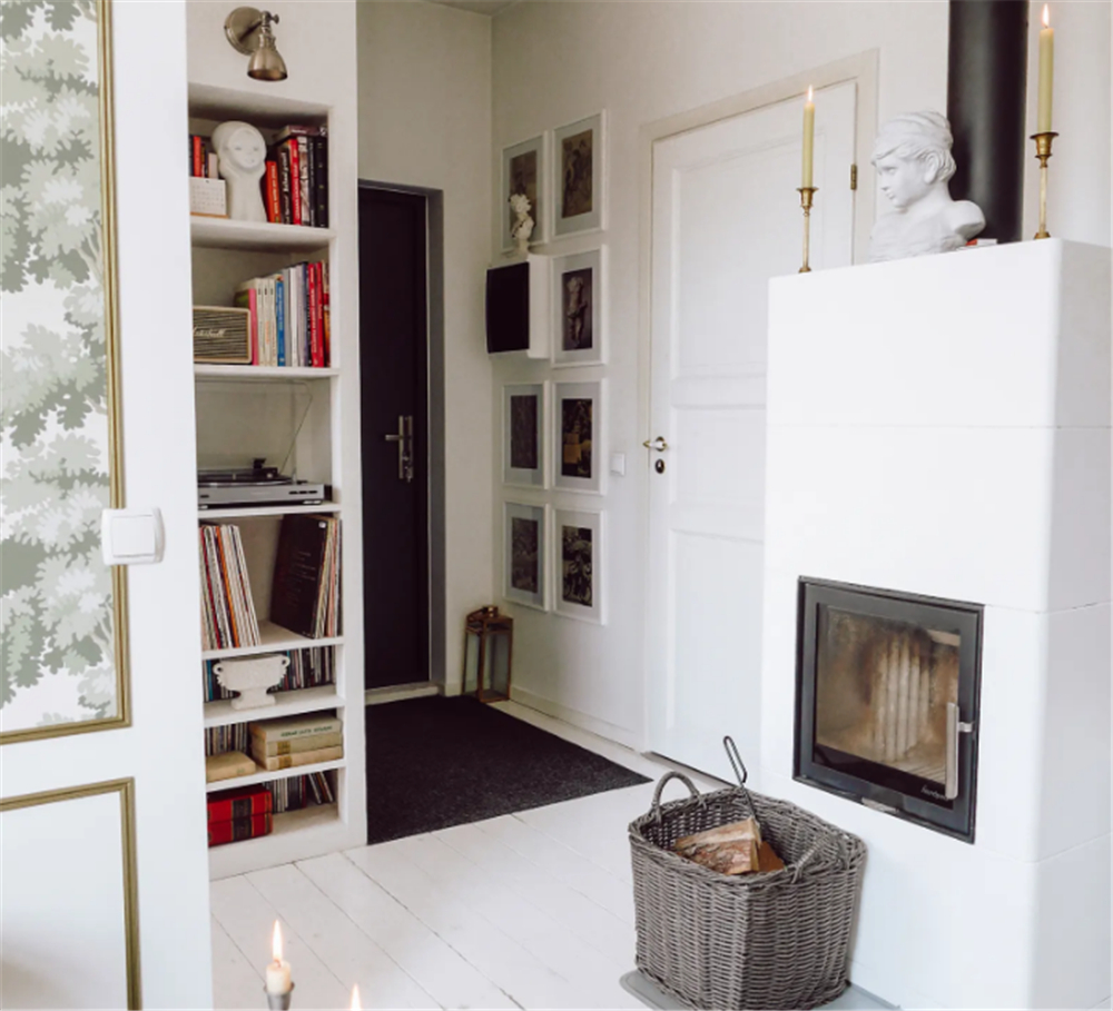 31岁“大姑娘”买下23㎡蜗居，小家切两半做客厅卧室：也太舒服了