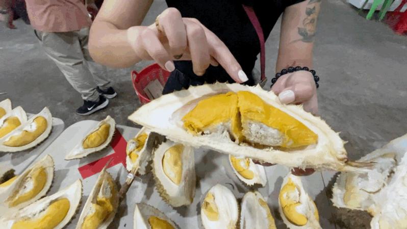 真的榴莲自由了！在泰国榴莲工厂干饭，幸福的泪水从嘴角流下来