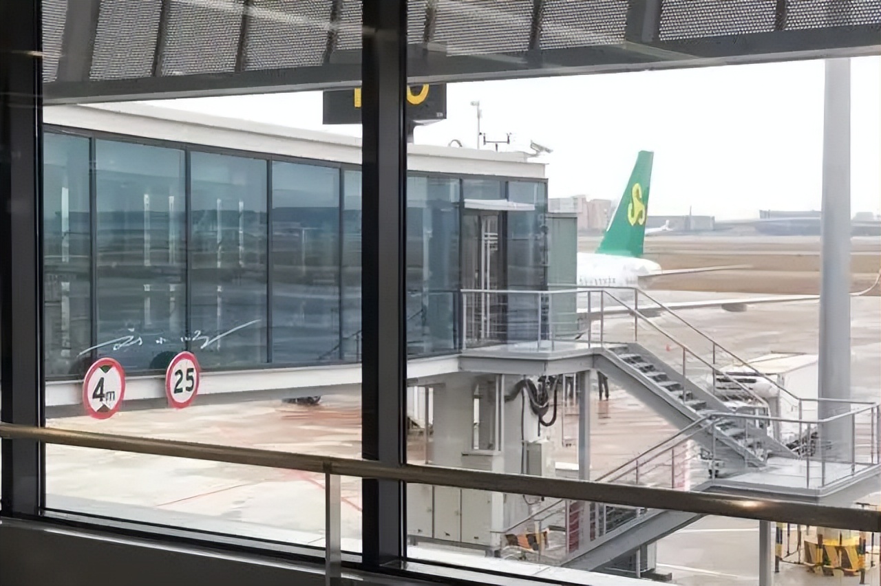 飞机上能带多大的拉杆行李箱?好多朋友不清楚,还很可能花冤枉钱