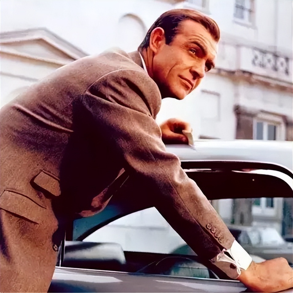 “软饭王”鲁维罗萨：娶过5位富婆，被送轰炸机和超跑，56岁身亡